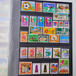 Lot massif de timbres du monde neufs et oblitérés en 9 albums.