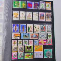 Lot massif de timbres du monde neufs et oblitérés en 9 albums.