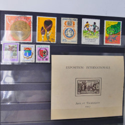 Lot massif de timbres du monde neufs et oblitérés en 9 albums.