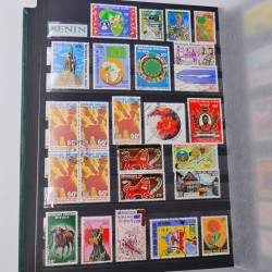 Lot massif de timbres du monde neufs et oblitérés en 9 albums.