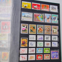 Lot massif de timbres du monde neufs et oblitérés en 9 albums.