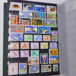 Lot massif de timbres du monde neufs et oblitérés en 9 albums.