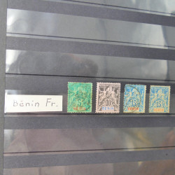 Lot massif de timbres du monde neufs et oblitérés en 9 albums.