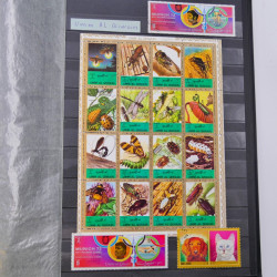 Lot massif de timbres du monde neufs et oblitérés en 10 albums.