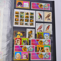 Lot massif de timbres du monde neufs et oblitérés en 10 albums.