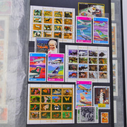 Lot massif de timbres du monde neufs et oblitérés en 10 albums.