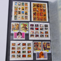 Lot massif de timbres du monde neufs et oblitérés en 10 albums.