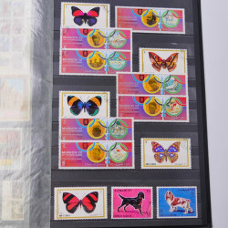 Lot massif de timbres du monde neufs et oblitérés en 10 albums.