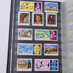 Lot massif de timbres du monde neufs et oblitérés en 10 albums.