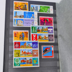 Lot massif de timbres du monde neufs et oblitérés en 10 albums.