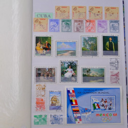 Lot massif de timbres du monde neufs et oblitérés en 10 albums.