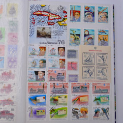 Lot massif de timbres du monde neufs et oblitérés en 10 albums.