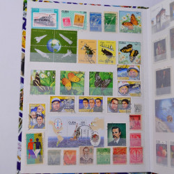 Lot massif de timbres du monde neufs et oblitérés en 10 albums.