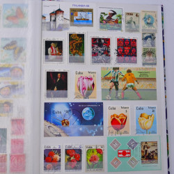 Lot massif de timbres du monde neufs et oblitérés en 10 albums.
