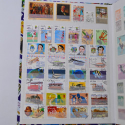 Lot massif de timbres du monde neufs et oblitérés en 10 albums.