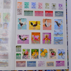 Lot massif de timbres du monde neufs et oblitérés en 10 albums.
