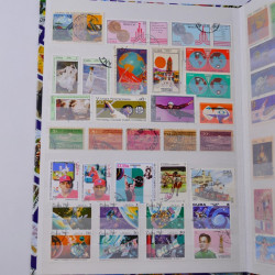 Lot massif de timbres du monde neufs et oblitérés en 10 albums.
