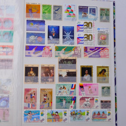 Lot massif de timbres du monde neufs et oblitérés en 10 albums.