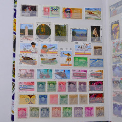 Lot massif de timbres du monde neufs et oblitérés en 10 albums.