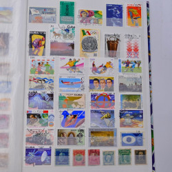 Lot massif de timbres du monde neufs et oblitérés en 10 albums.