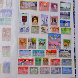 Lot massif de timbres du monde neufs et oblitérés en 10 albums.