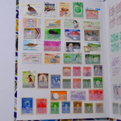 Lot massif de timbres du monde neufs et oblitérés en 10 albums.