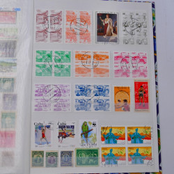Lot massif de timbres du monde neufs et oblitérés en 10 albums.