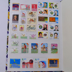 Lot massif de timbres du monde neufs et oblitérés en 10 albums.