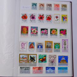 Lot massif de timbres du monde neufs et oblitérés en 10 albums.