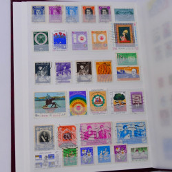 Lot massif de timbres du monde neufs et oblitérés en 10 albums.