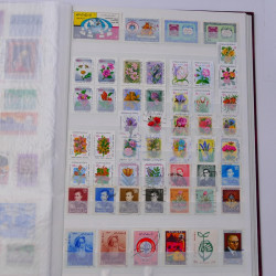 Lot massif de timbres du monde neufs et oblitérés en 10 albums.