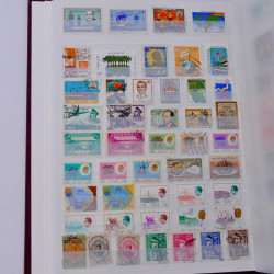 Lot massif de timbres du monde neufs et oblitérés en 10 albums.