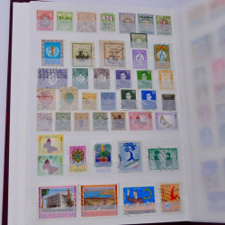 Lot massif de timbres du monde neufs et oblitérés en 10 albums.