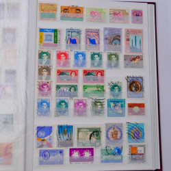 Lot massif de timbres du monde neufs et oblitérés en 10 albums.
