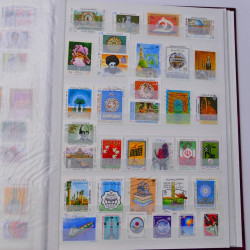 Lot massif de timbres du monde neufs et oblitérés en 10 albums.