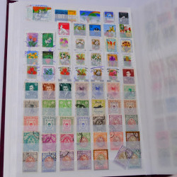Lot massif de timbres du monde neufs et oblitérés en 10 albums.