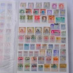 Lot massif de timbres du monde neufs et oblitérés en 10 albums.