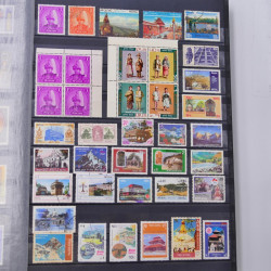 Lot massif de timbres du monde neufs et oblitérés en 10 albums.
