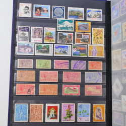 Lot massif de timbres du monde neufs et oblitérés en 10 albums.
