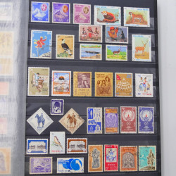 Lot massif de timbres du monde neufs et oblitérés en 10 albums.