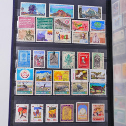 Lot massif de timbres du monde neufs et oblitérés en 10 albums.