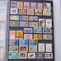 Lot massif de timbres du monde neufs et oblitérés en 10 albums.