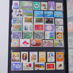 Lot massif de timbres du monde neufs et oblitérés en 10 albums.