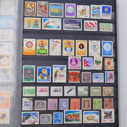 Lot massif de timbres du monde neufs et oblitérés en 10 albums.