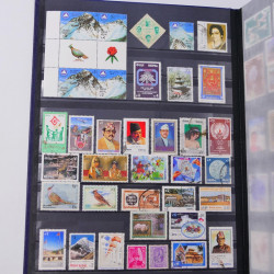 Lot massif de timbres du monde neufs et oblitérés en 10 albums.