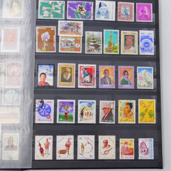 Lot massif de timbres du monde neufs et oblitérés en 10 albums.