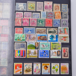 Lot massif de timbres du monde neufs et oblitérés en 10 albums.