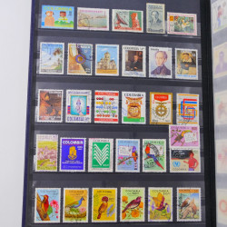Lot massif de timbres du monde neufs et oblitérés en 10 albums.