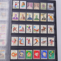 Lot massif de timbres du monde neufs et oblitérés en 10 albums.