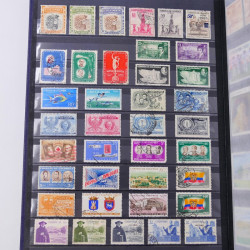Lot massif de timbres du monde neufs et oblitérés en 10 albums.